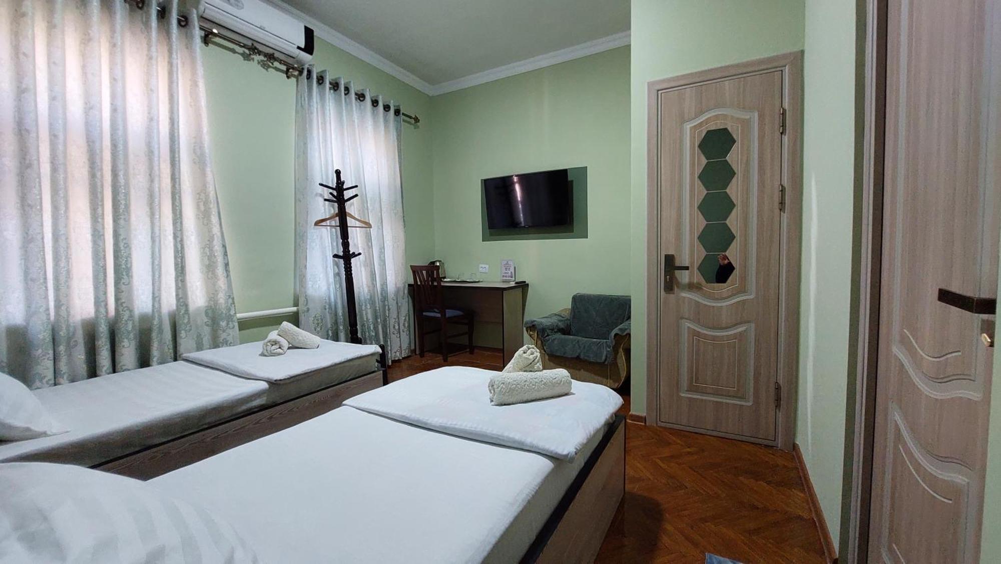 Готель "Orom" Guests House Ташкент Екстер'єр фото